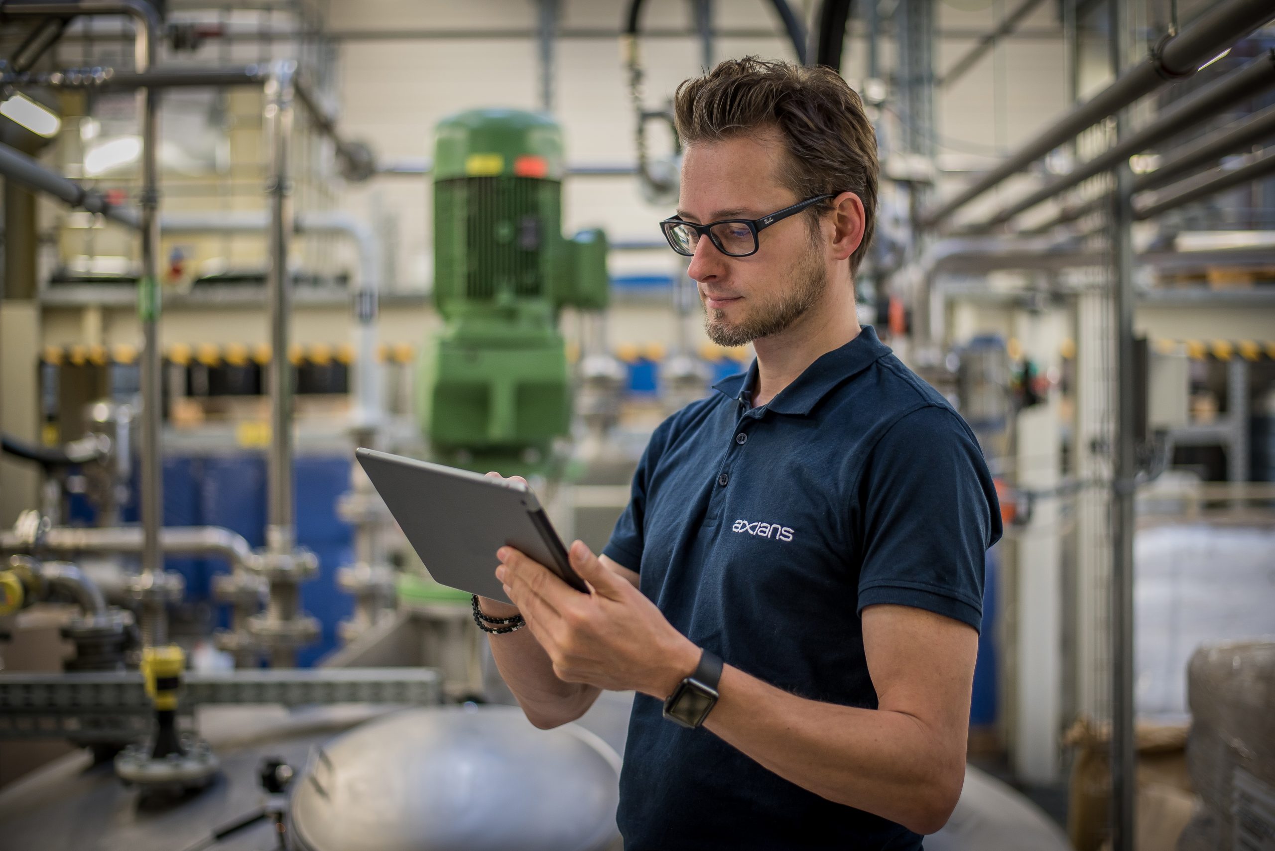 Axians worker using table in industry