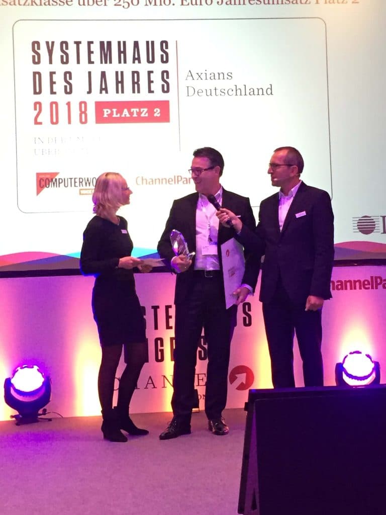 CEO Jacques Diaz (Mitte) nimmt den Award in der Kategorie „Große Systemhäuser“ 2018 für Axians in Deutschland entgegen