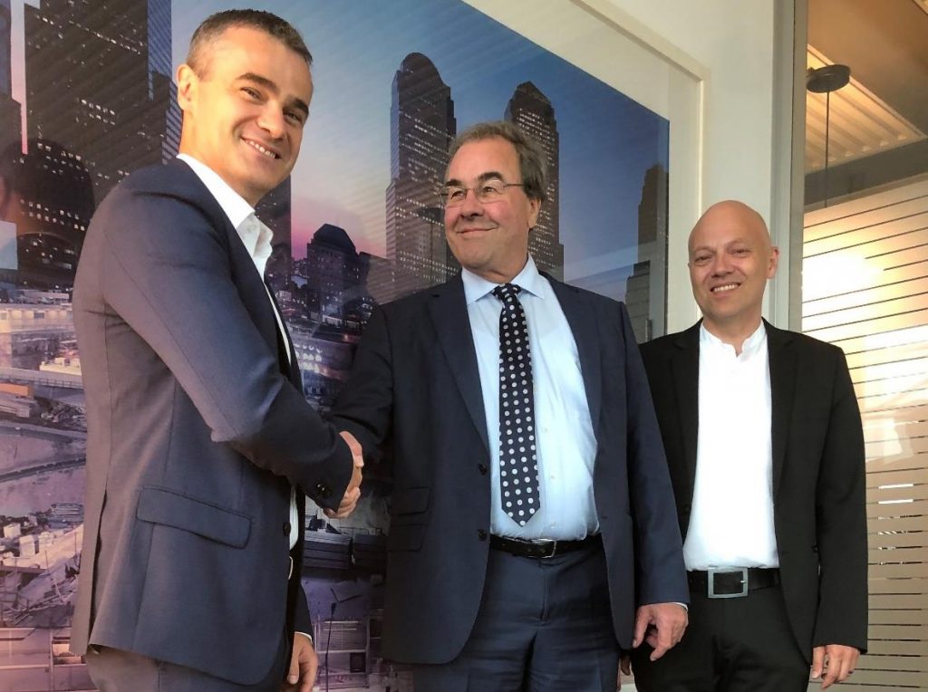 Burim Mirakaj (COO VINCI Energies ICT Deutschland & Schweiz), Markus Wieser (Geschäftsführer müllerchur) und Urs Röthlisberger (Leiter Business Area Public Software bei Axians) am Tag der Übernahme von müllerchur durch VINCI Energies (Bildquelle: VINCI Energies)