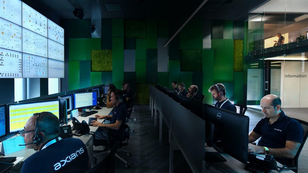 In einem Security Operations Center werden in spezialisierten Teams aus Cybersecurity-Analysten, Pentestern, digitalen Forensikern und ethischen Hackern die Systeme der Kunden rund um die Uhr überwacht und gegen Angriffe geschützt. (Bildquelle: VINCI Energies)