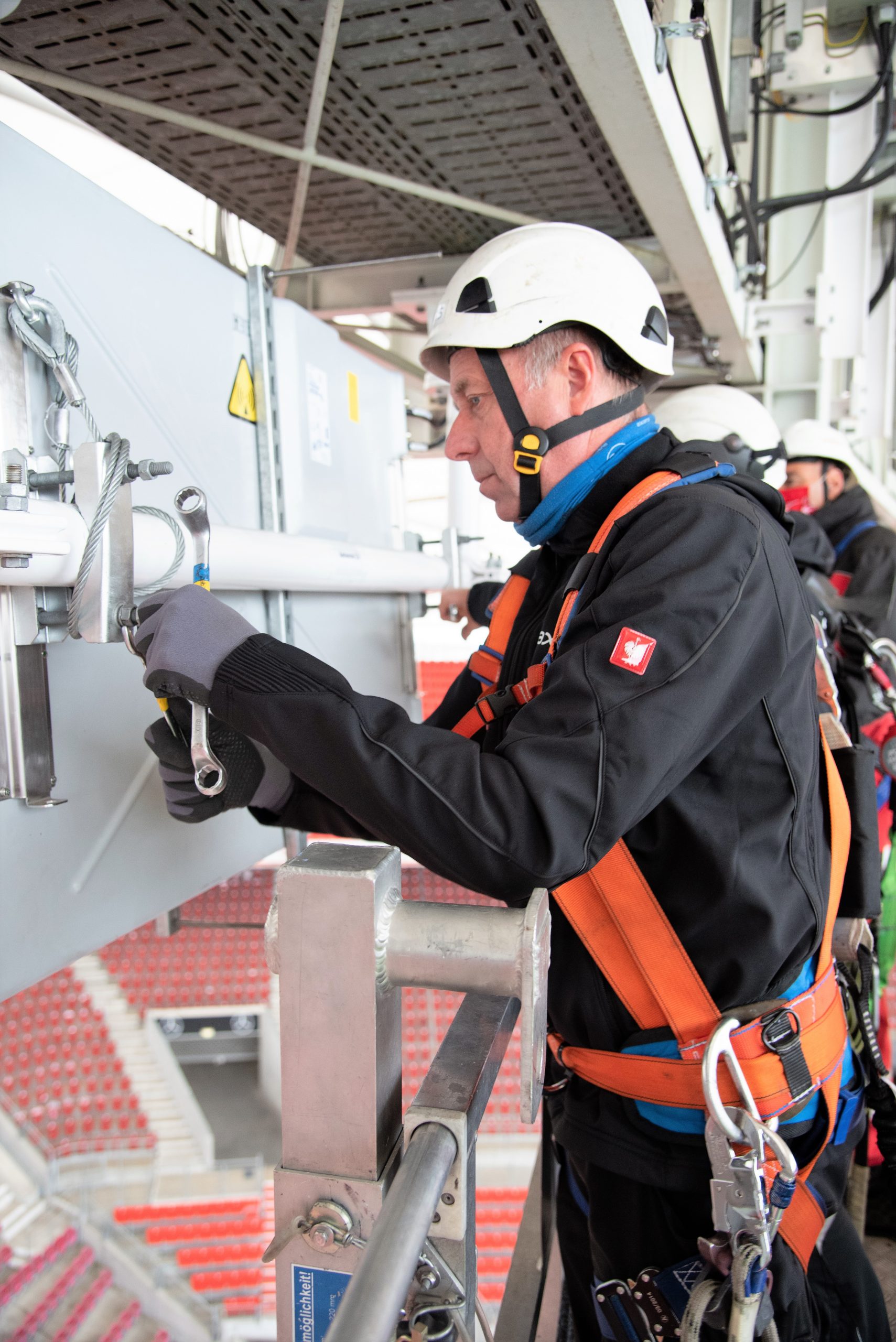 Montage von 5G -Technik an Stadiondecke