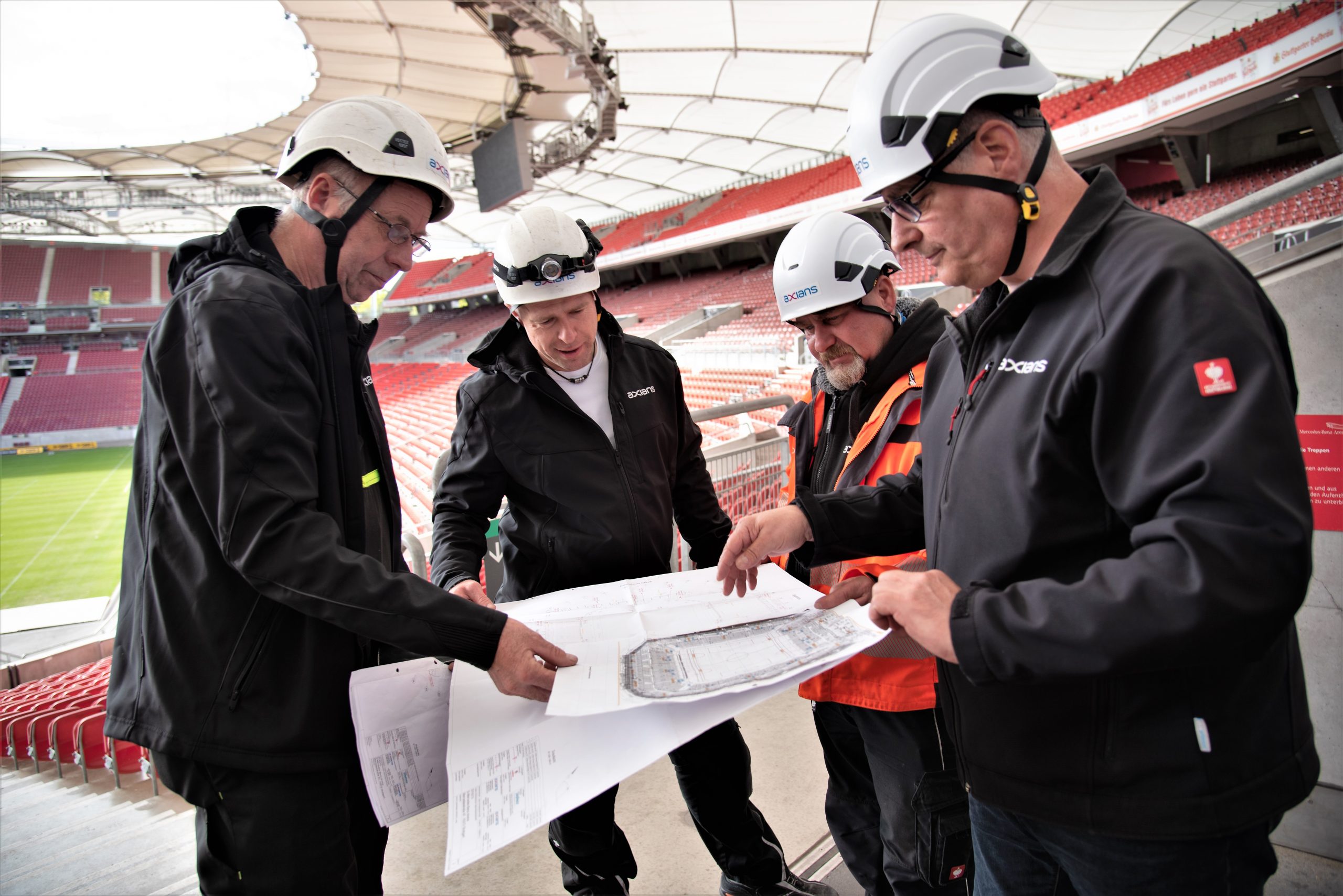 Ingenieure führen bautechnischen Begehungen als Teil der Beratung und Projektierung durch