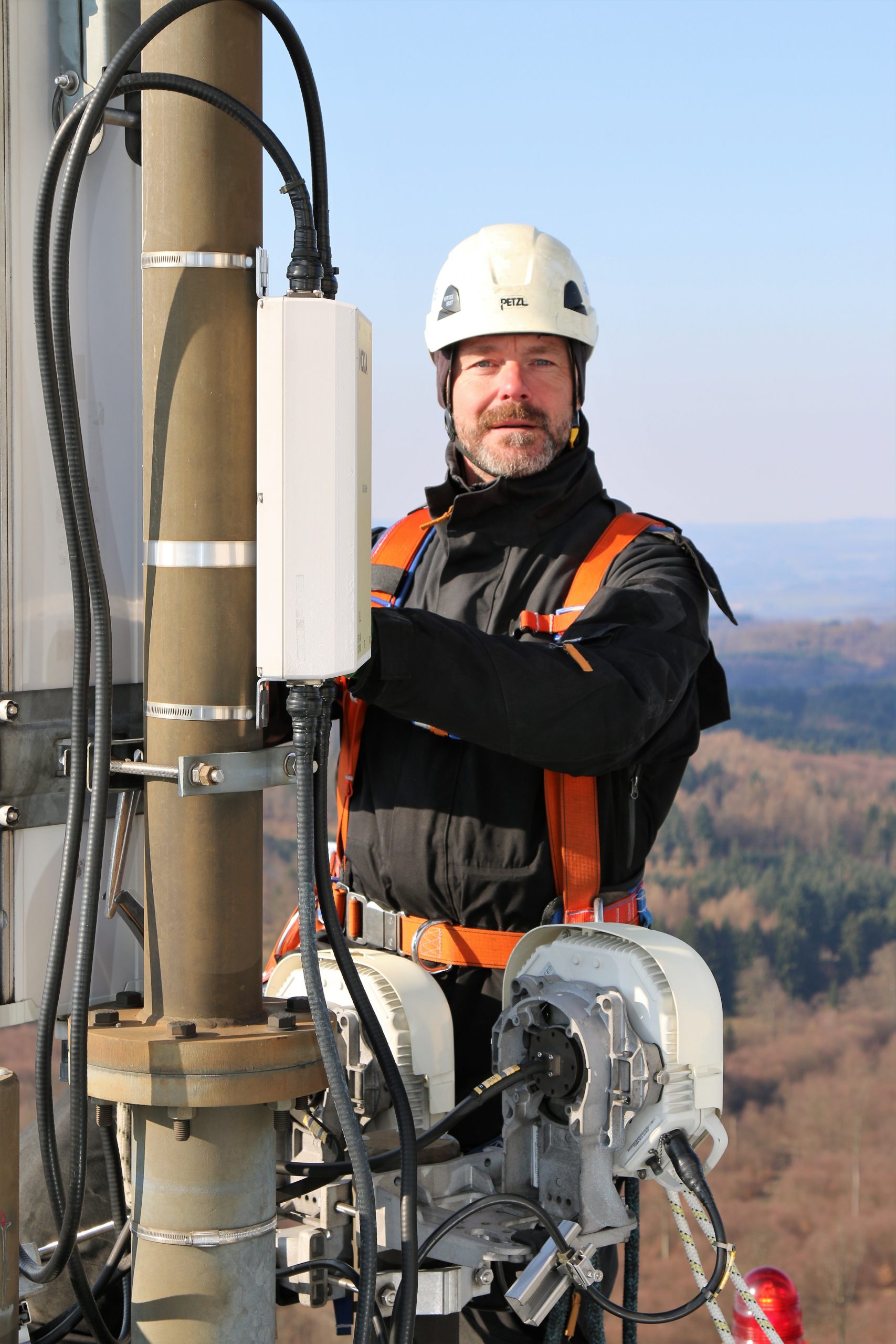 Mitarbeiter bei der Montage von Mobilfunktechnik