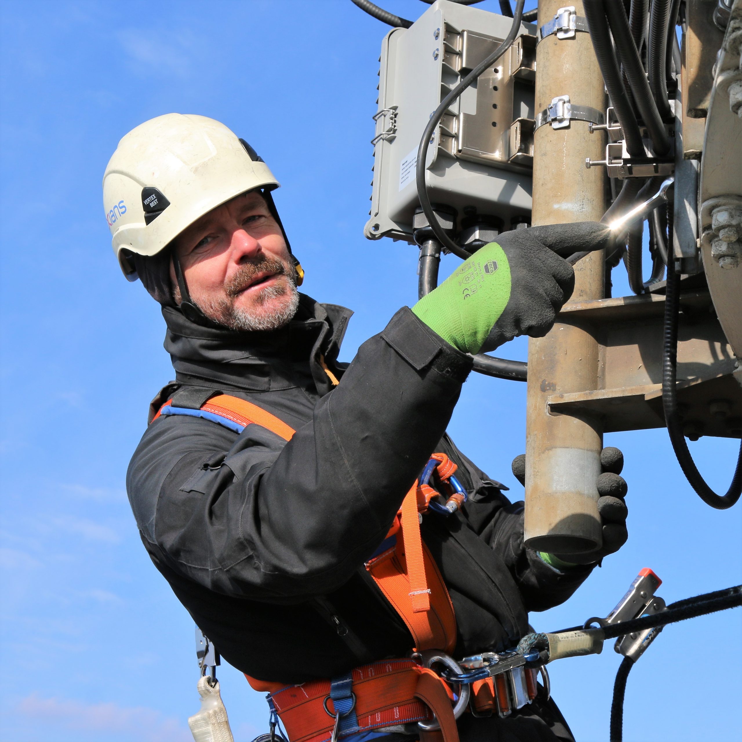 Montage von Antennen- und Systemtechnik in luftiger Höhe