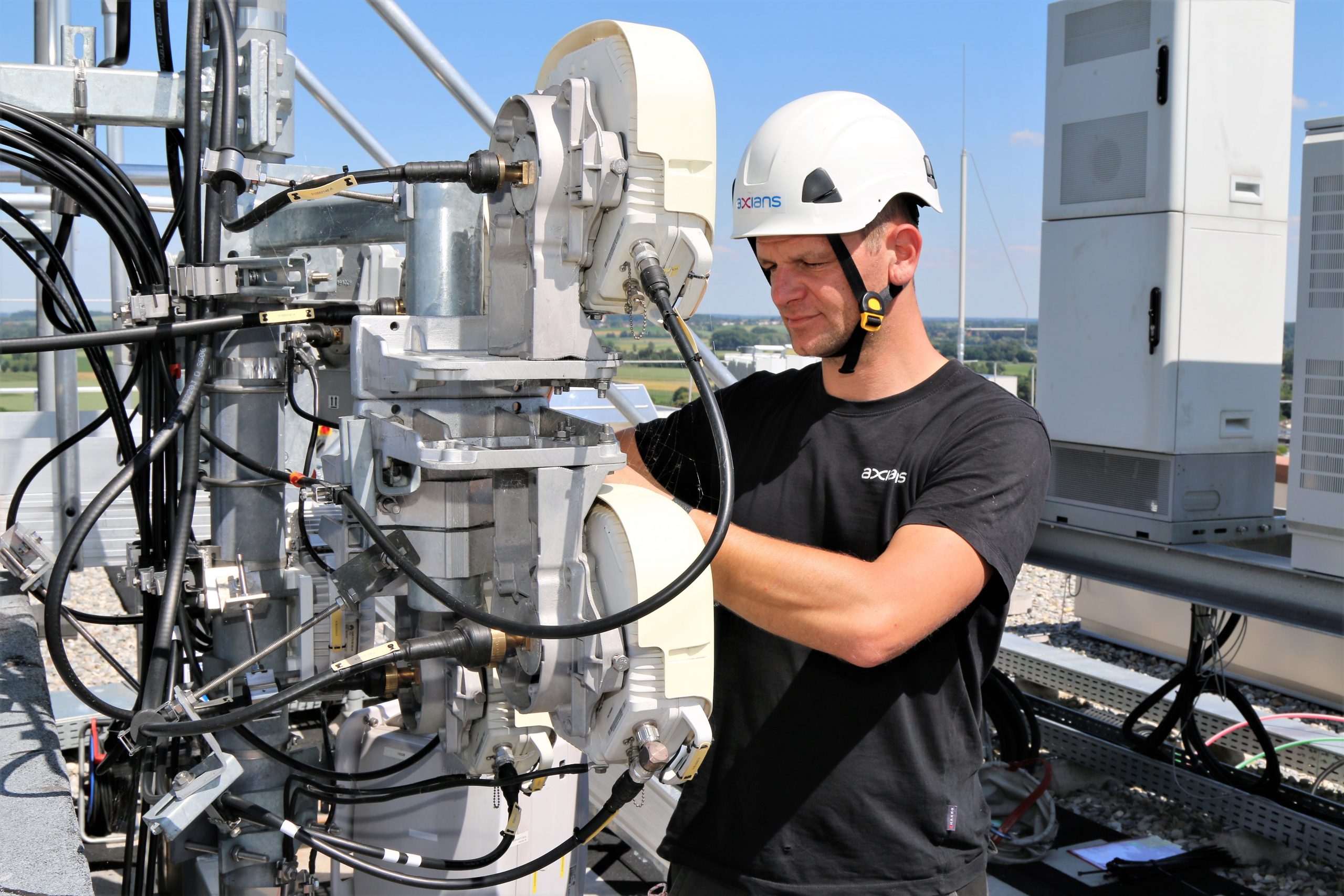 Mitarbeiter bei der Montage von Mobilfunktechnik