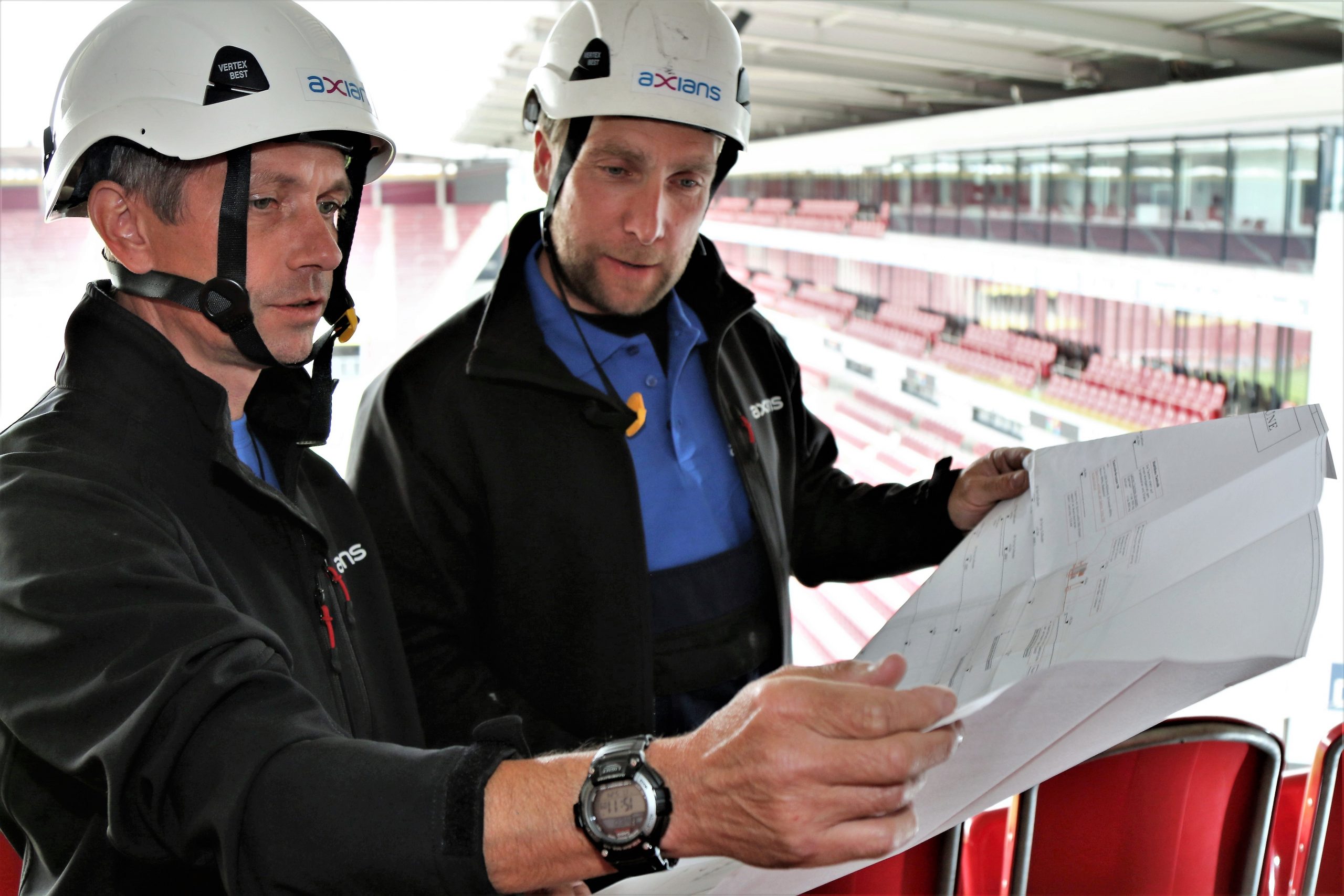 Exzellentes Projektmanagement: Projekt- und Bauleiter mit Ingenieur kontrollieren Bauplan