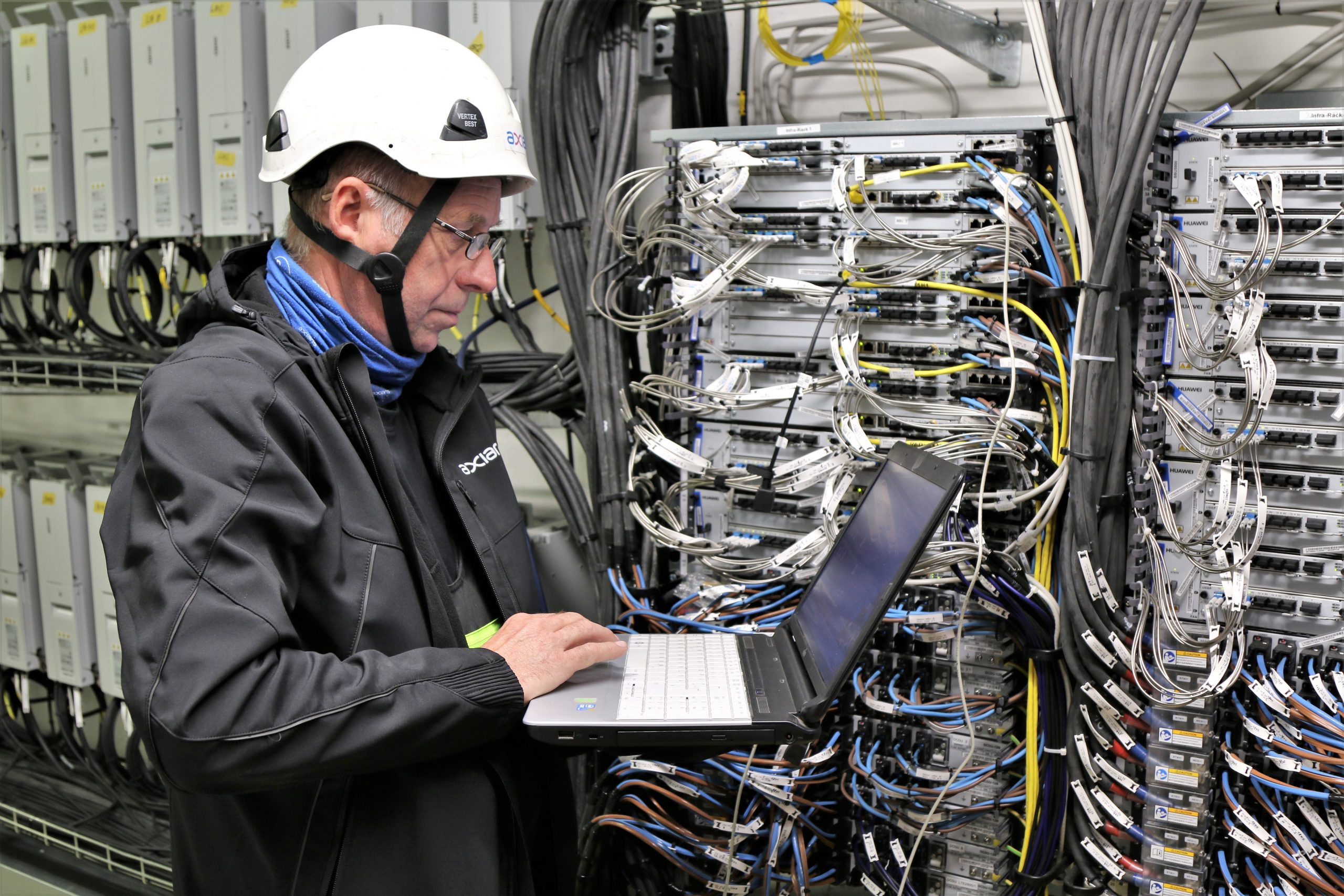 Wartungstechniker wartet Moblfunk-Systemtechnik