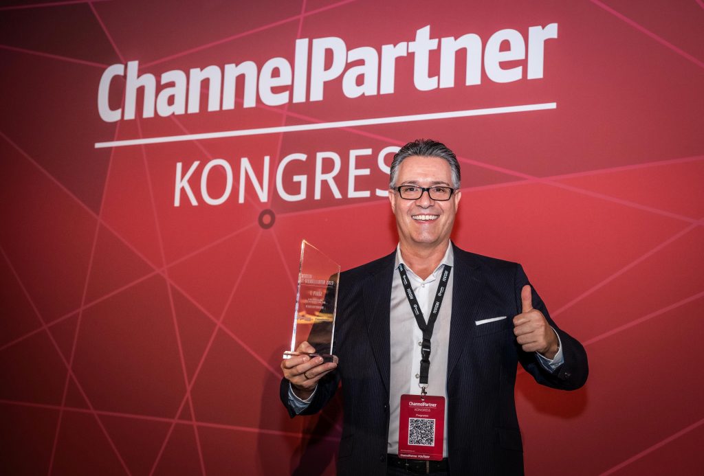 Jacques Diaz, CEO von Axians in Deutschland, hält den Award in Händen (Quelle: Axians)