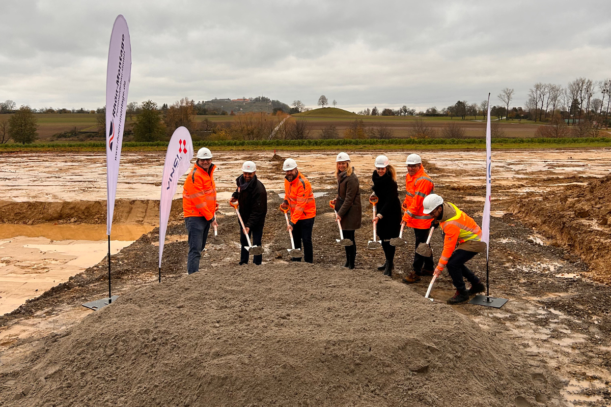 (v.l.) Frank Schwill (Rhön-Montage Gruppe), Marcus Brückner (Deutsche Projektbau GmbH & Co. KG), Uli Thurmann (Rhön-Montage Gruppe), Rebecca Schwaderer (Bürgermeisterin Möglingen), Sandra Grund (Axians Deutschland), Henry Frey (Axians Deutschland), Thomas Kohl (Axians Deutschland) (Quelle: Axians)